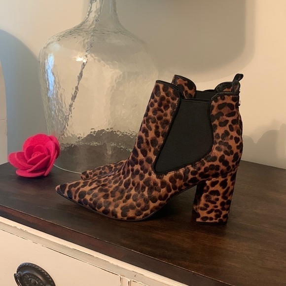 Marc Fisher Limited Leopard Tacily Calf Hair Pointed Toe Bootie Size 9.5 - Picture 2 of 7